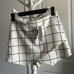 Brand:American Threads,Size:S,Color:Cream&Black, skirt/Short,new with tag.